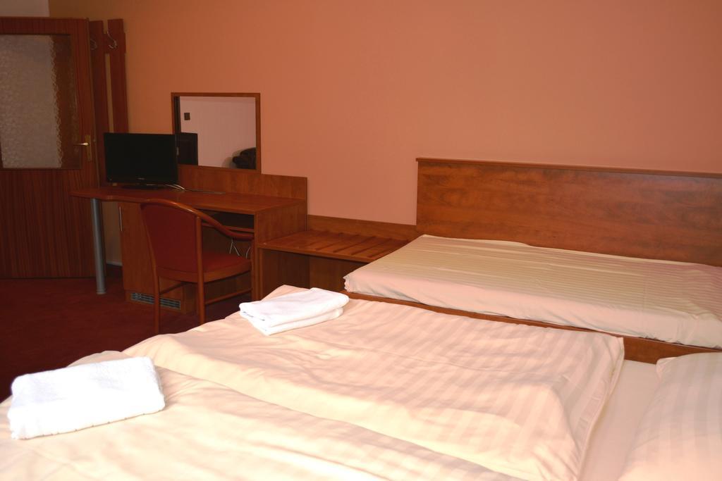 קארלשטיין Hotel Koruna מראה חיצוני תמונה