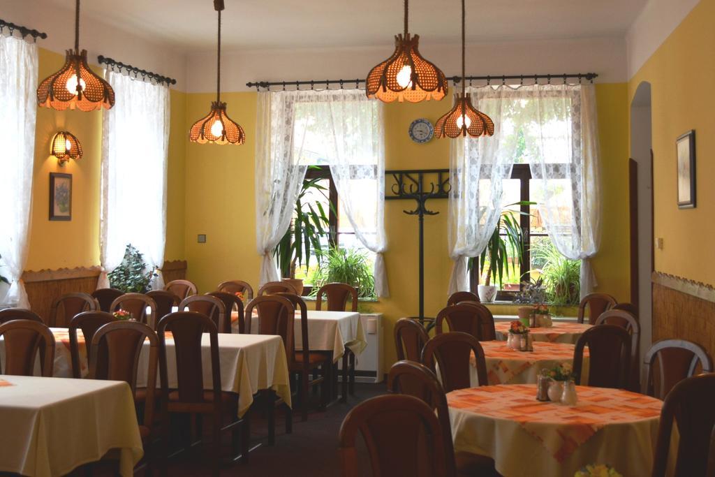 קארלשטיין Hotel Koruna מראה חיצוני תמונה