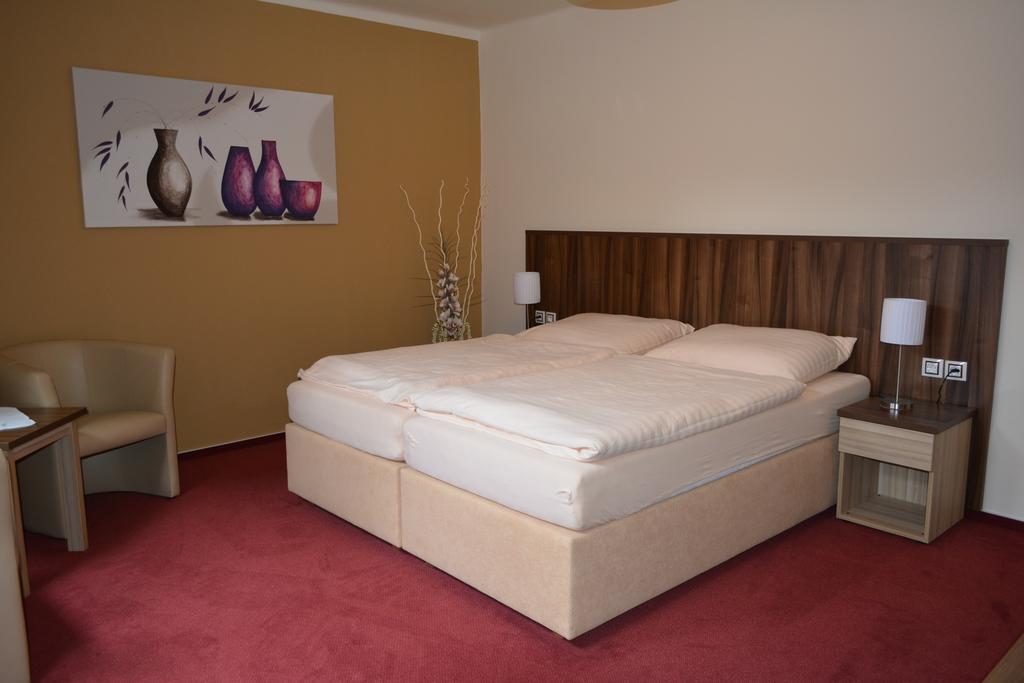 קארלשטיין Hotel Koruna חדר תמונה