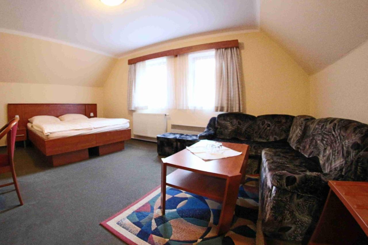 קארלשטיין Hotel Koruna מראה חיצוני תמונה