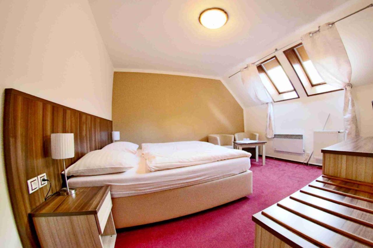 קארלשטיין Hotel Koruna מראה חיצוני תמונה