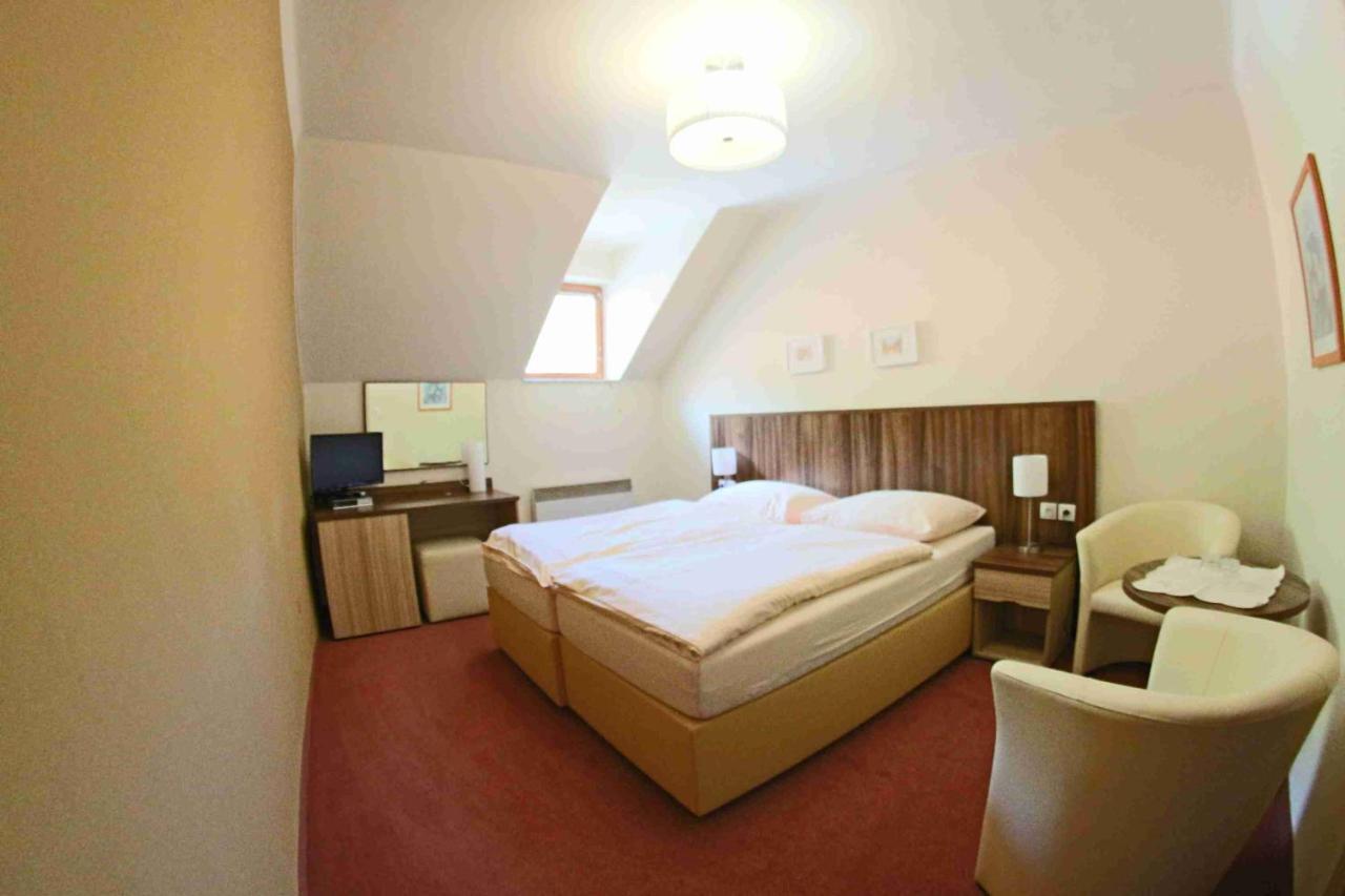 קארלשטיין Hotel Koruna מראה חיצוני תמונה