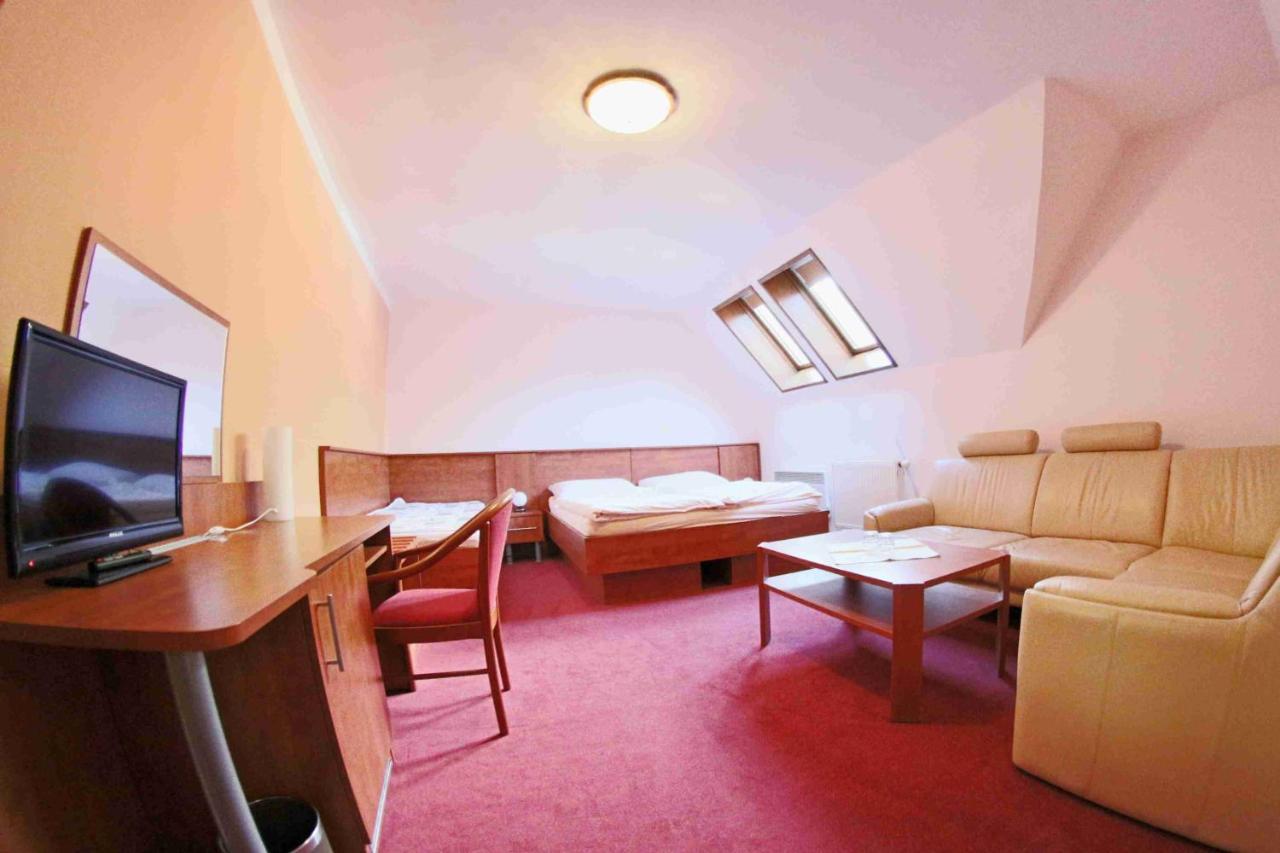 קארלשטיין Hotel Koruna מראה חיצוני תמונה