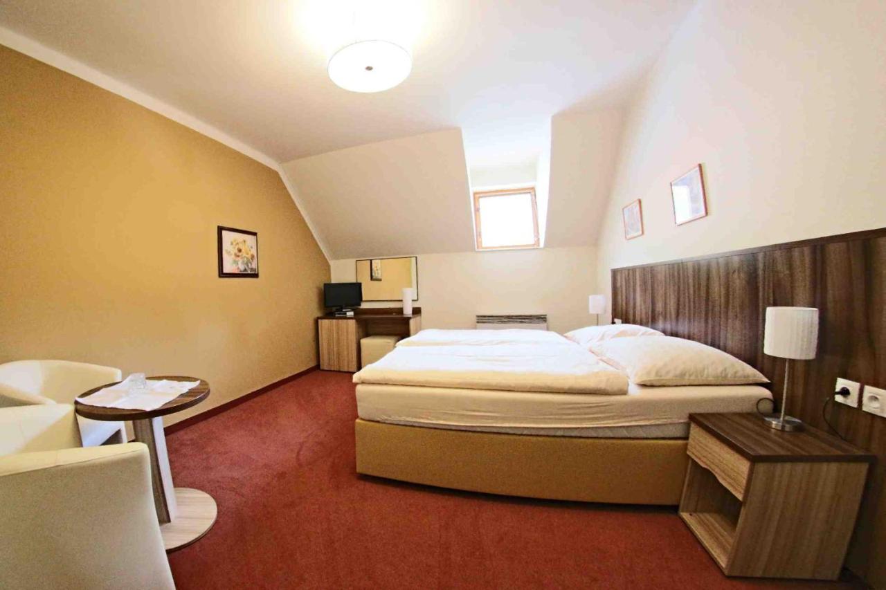 קארלשטיין Hotel Koruna מראה חיצוני תמונה