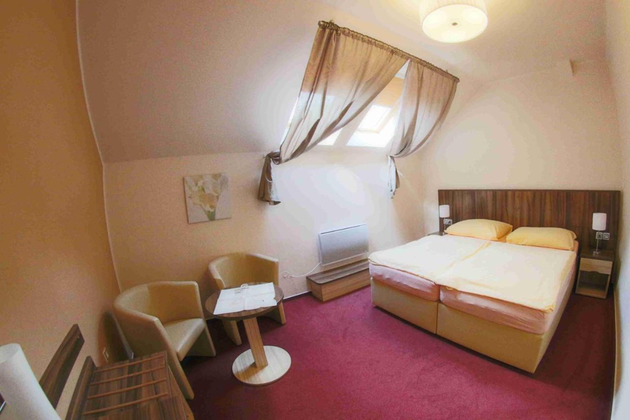 קארלשטיין Hotel Koruna מראה חיצוני תמונה
