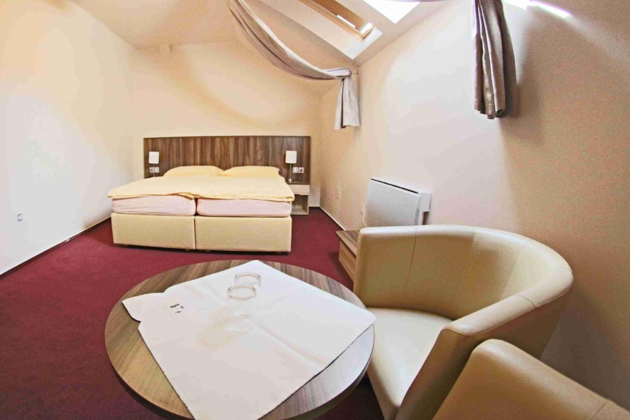 קארלשטיין Hotel Koruna מראה חיצוני תמונה