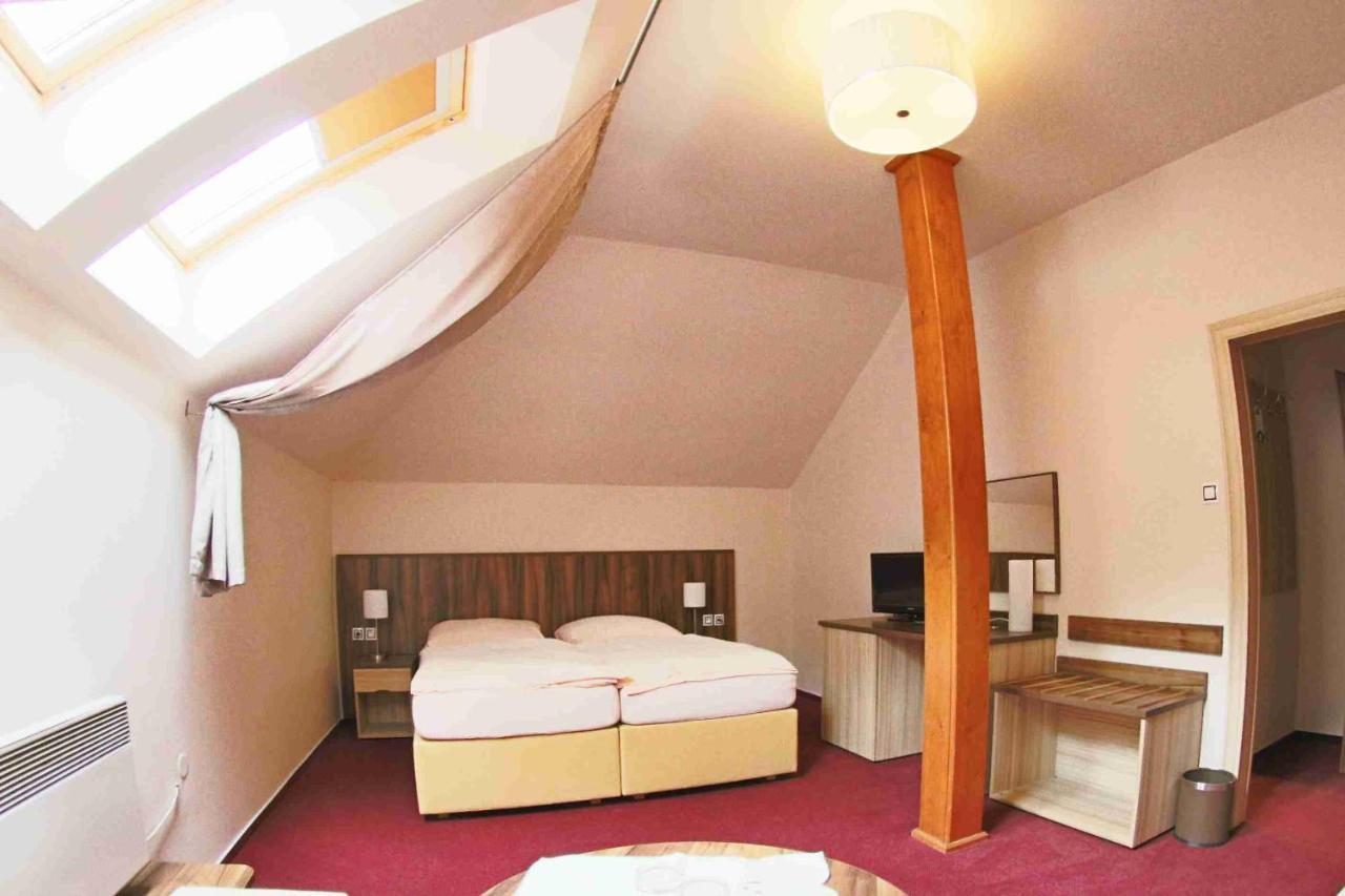 קארלשטיין Hotel Koruna מראה חיצוני תמונה