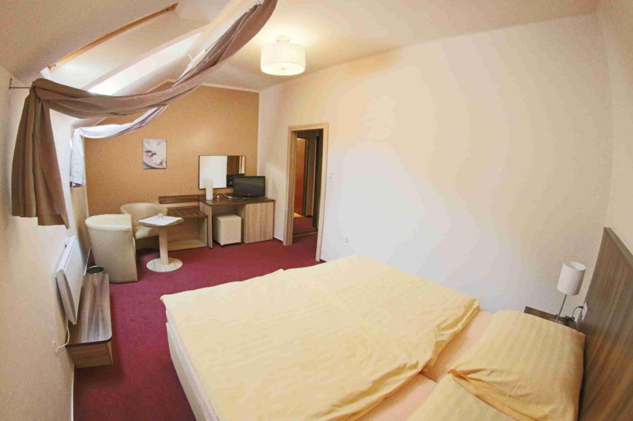 קארלשטיין Hotel Koruna מראה חיצוני תמונה
