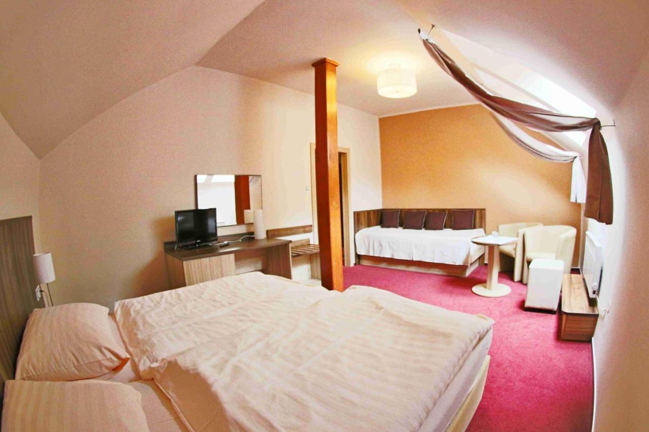 קארלשטיין Hotel Koruna מראה חיצוני תמונה